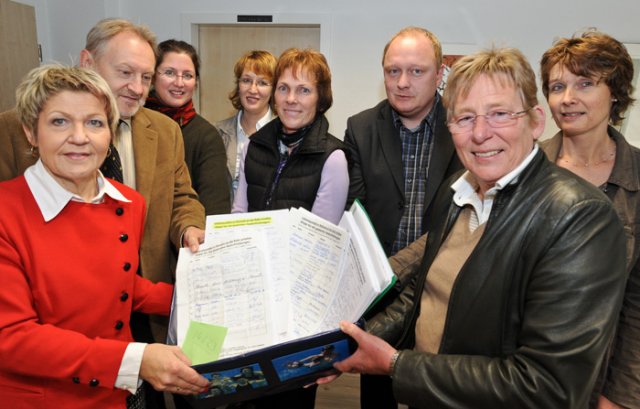 Oberbürgerbürgermeisterin Dagmar Mühlenfeld nahm mehr als 14.600 Unterschriften entgegen